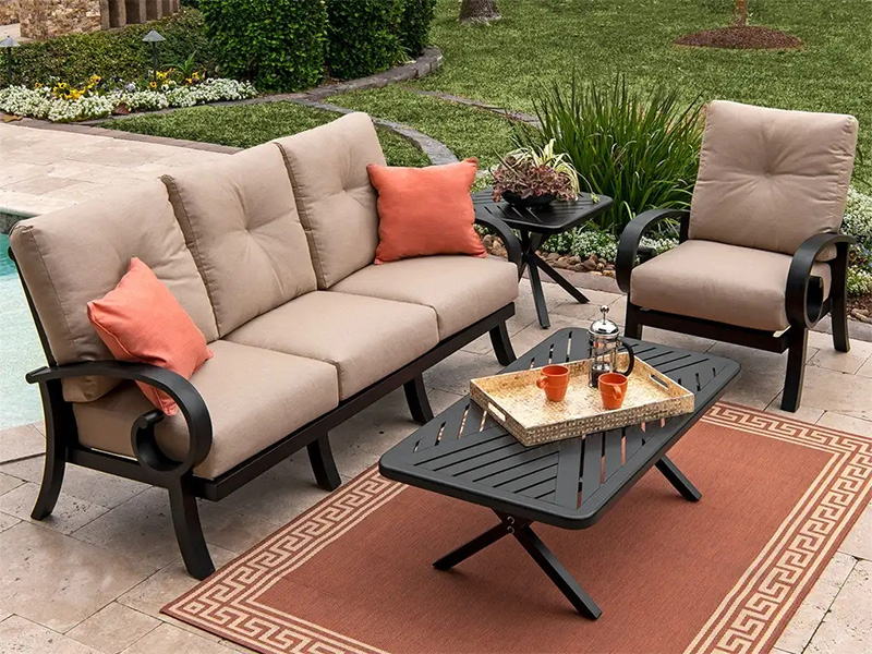 Solstice Aged Bronze Aluminium Dengan Bantal 4 Buah Kelompok Tempat Duduk Dalam dengan Meja Kopi